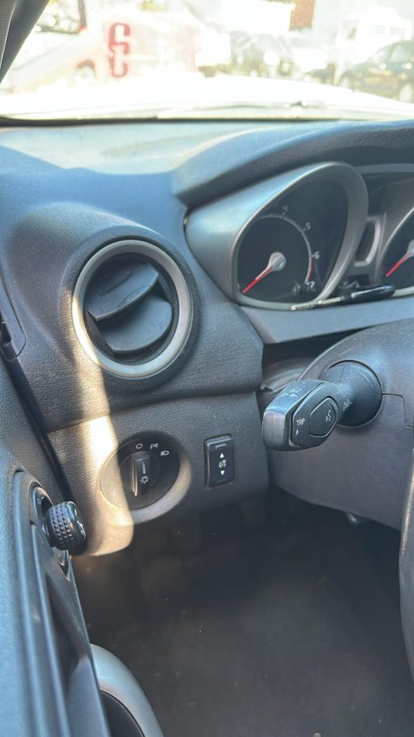FORD FIESTA KINETIC DESIGN TITANIUM (KFV367)
