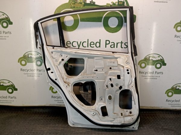 Puerta Trasera Izquierda Nissan Sentra B16 (04471985)