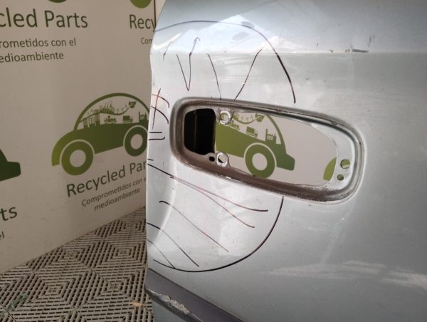 Puerta Trasera Izquierda Dodge Caravan (04794894)
