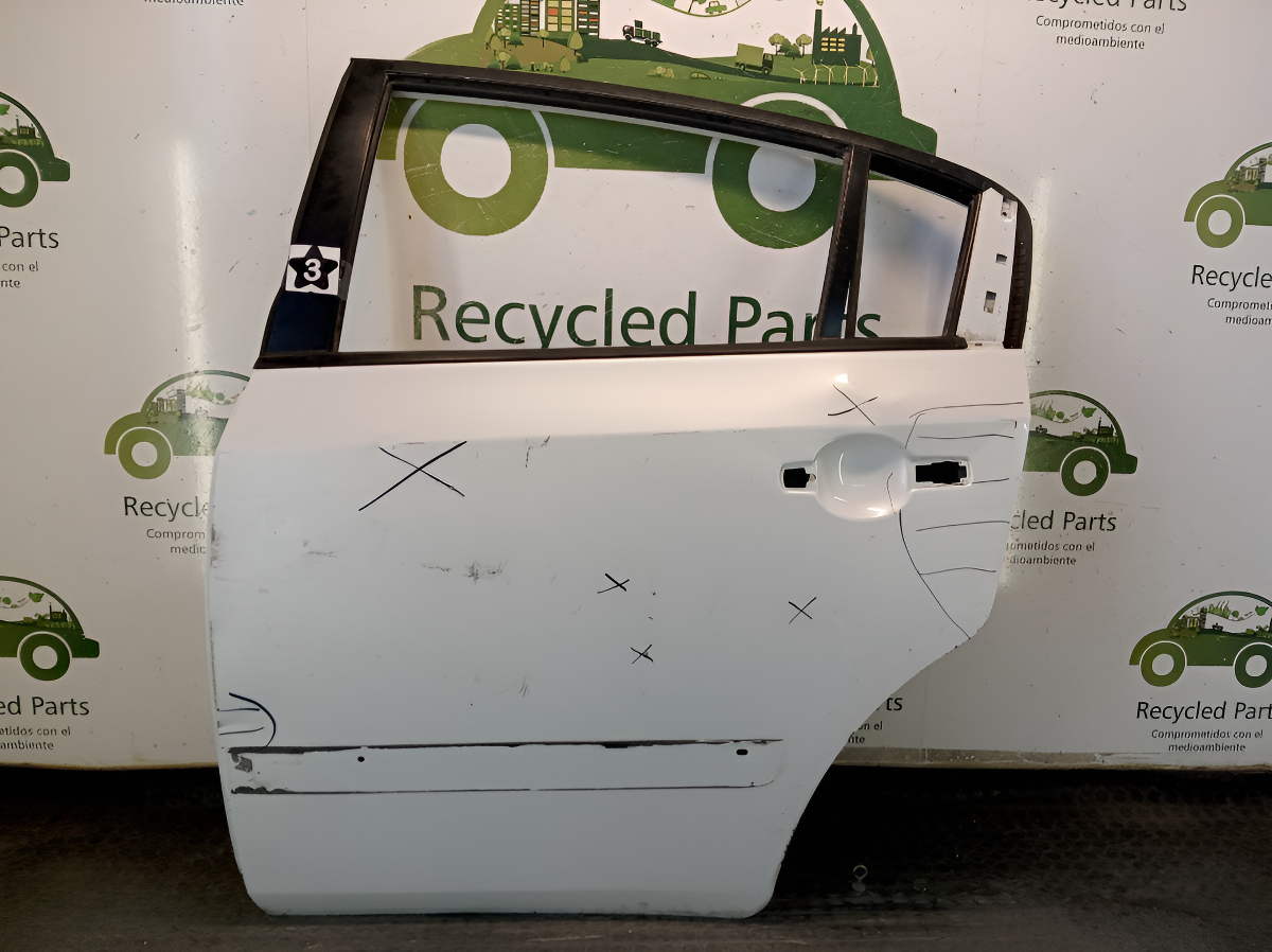 Puerta Trasera Izquierda Nissan Sentra B16 (04471985)