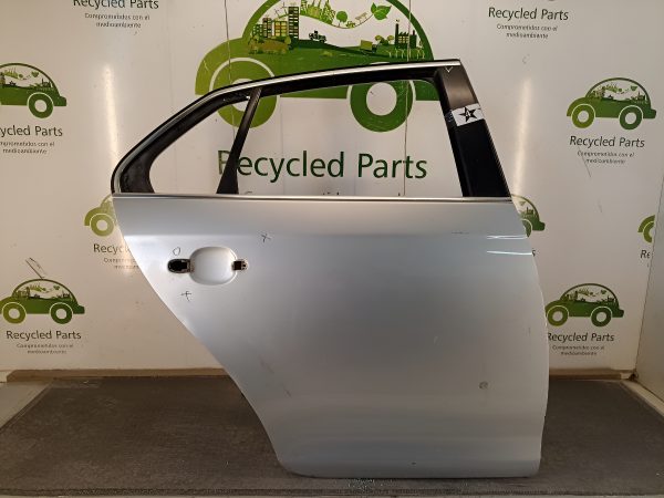 Puerta Trasera Derecha Vw Vento Lv (04473404)