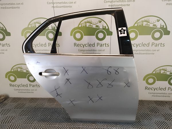 Puerta Trasera Derecha Vw Vento Lv (04931177)