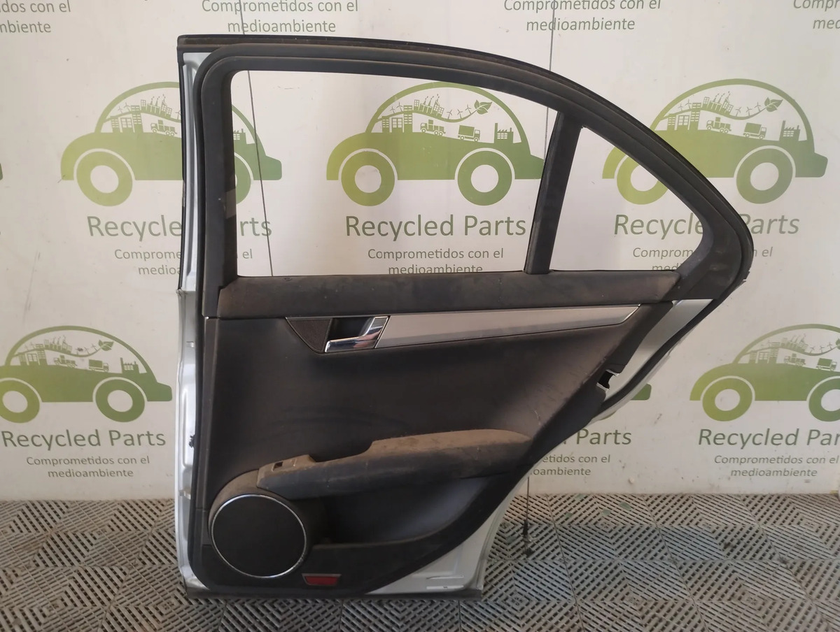 Puerta Trasera Derecha Mercedes Benz C200 (05486582)