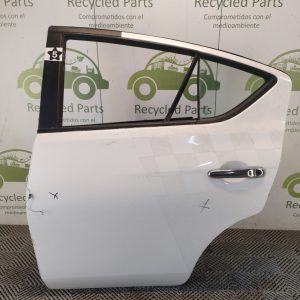 Puerta Trasera Izquierda Nissan Versa (05688596)