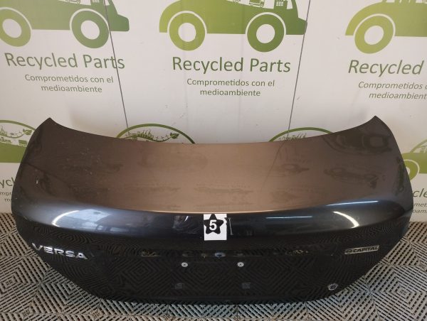 Tapa De Baul Nissan Versa Lv (05275340)