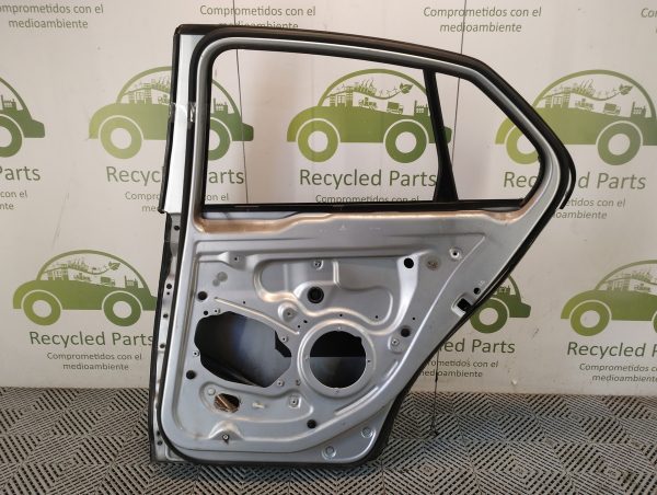 Puerta Trasera Derecha Vw Vento Lv (05644327)